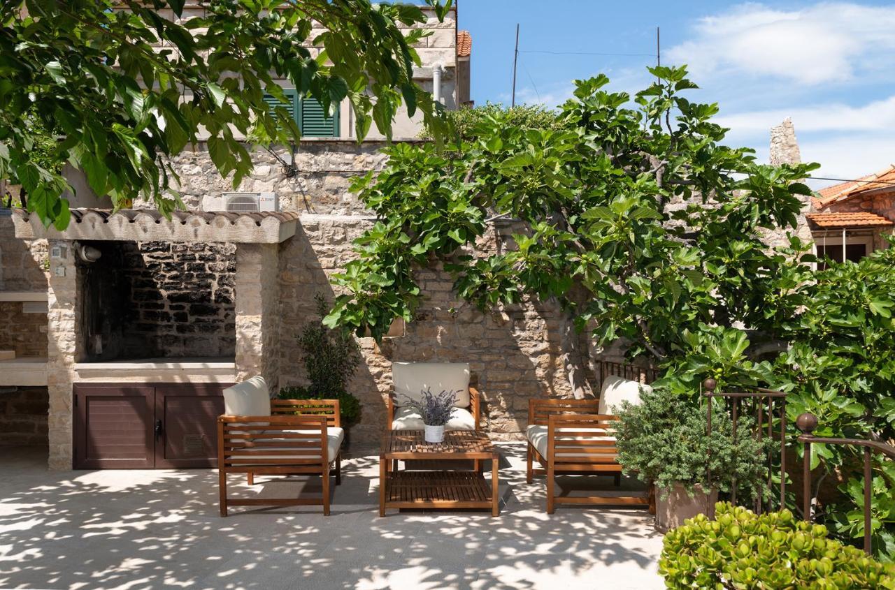Heritage House Dvor Sutivan Exterior photo